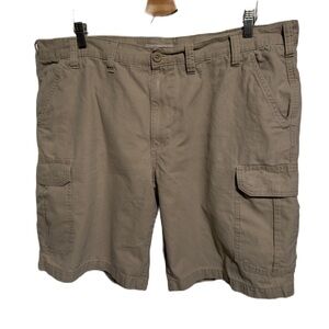 Denver Hayes Cargo Shorts Size 42 - Stylish and Functional Men's Wear"
